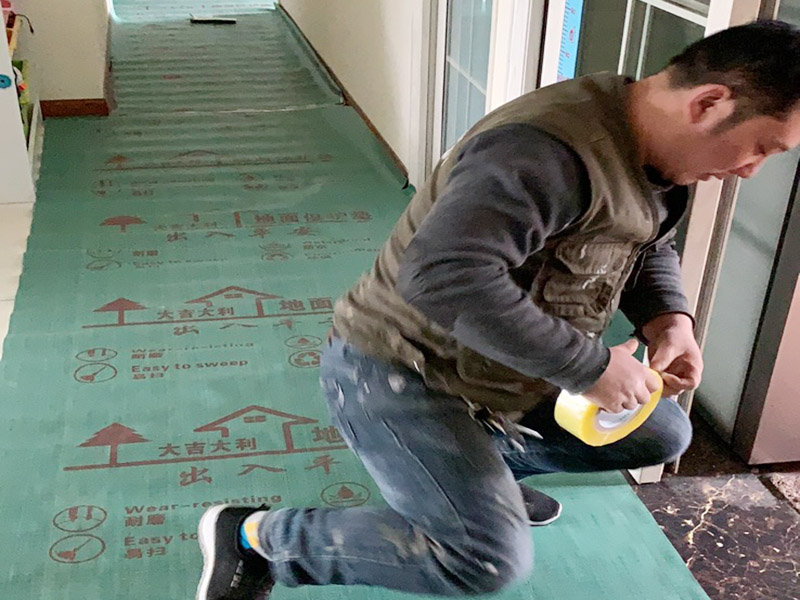 走廊地面成品保護(hù)：成品 保護(hù)的目的 為加快先進(jìn)技術(shù)與現(xiàn)代管理方法和手段在項(xiàng)目的運(yùn)用，努力降低成本，提高工程質(zhì)量，確保全面實(shí)現(xiàn)對(duì)業(yè)主的承諾。施工現(xiàn)場(chǎng)隨著施工進(jìn)行，成品保護(hù)工作顯得尤為重要，做好成品保護(hù)工作，是在施工過(guò)程中要對(duì)已完工分項(xiàng)進(jìn)行保護(hù)，否則一旦造成損壞，將會(huì)增加修復(fù)工作，帶來(lái)工、料浪費(fèi)、工期拖延及經(jīng)濟(jì)損失。因此成品保護(hù)是施工管理重要組織部分，是保證施工生產(chǎn)順利進(jìn)行的主要環(huán)節(jié)。