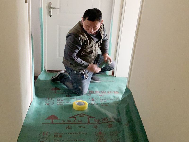 走廊地面成品保護(hù)：成品 保護(hù)的目的 為加快先進(jìn)技術(shù)與現(xiàn)代管理方法和手段在項(xiàng)目的運(yùn)用，努力降低成本，提高工程質(zhì)量，確保全面實(shí)現(xiàn)對(duì)業(yè)主的承諾。施工現(xiàn)場(chǎng)隨著施工進(jìn)行，成品保護(hù)工作顯得尤為重要，做好成品保護(hù)工作，是在施工過(guò)程中要對(duì)已完工分項(xiàng)進(jìn)行保護(hù)，否則一旦造成損壞，將會(huì)增加修復(fù)工作，帶來(lái)工、料浪費(fèi)、工期拖延及經(jīng)濟(jì)損失。因此成品保護(hù)是施工管理重要組織部分，是保證施工生產(chǎn)順利進(jìn)行的主要環(huán)節(jié)。