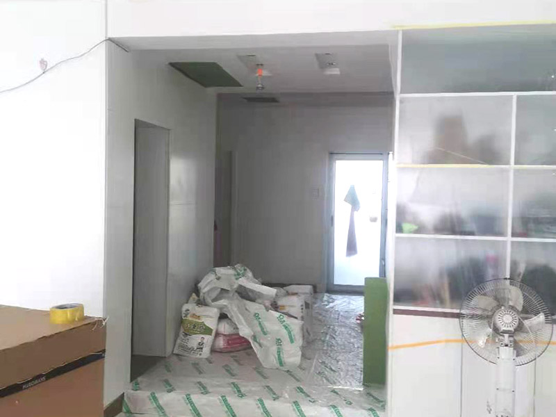 墻磚翻新成品保護(hù)：瓷磚、地板的鋪裝，也屬于基礎(chǔ)裝修的部分，經(jīng)常發(fā)現(xiàn)瓷磚施工時(shí)和施工后都沒(méi)有做成品保護(hù)工作，具體的表現(xiàn)有：瓷磚邊鋪邊勾縫，在剛鋪的瓷磚、地板上堆放雜物、剛鋪的瓷磚就在上面走動(dòng)踩踏，地面瓷磚、地板沒(méi)有使用成品保護(hù)膜覆蓋等，這些都會(huì)影響瓷磚的鋪貼效果，造成瓷磚的施工質(zhì)量問(wèn)題。 1、墻地面瓷磚，在鋪貼未干固的情況下，不要急于勾縫，以免人為地造成瓷磚松動(dòng)、高低不平，影響施工效果。 2、地面瓷磚干固前，不要在上面走動(dòng)、堆放雜物，以免造成瓷磚松動(dòng)、高低不平。 3、地面瓷磚鋪貼完后，好使用成品保護(hù)膜覆蓋磚面，既可以防止裝修時(shí)的沙子磨傷地面，同時(shí)也能有效地防止油漆涂料等有色液體滴落磚面，造成地面污染。