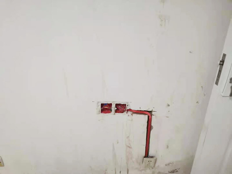 墻面電路改造：要用電需求進行定位，完成定位之后，師傅會按照定位和電路走向，進行開槽布線，開的槽要橫平豎直，布線都是使用線管進行暗埋，有PVC和冷彎管兩種，冷彎管彎曲效果很好，不會斷裂，是布線不錯的選擇，它的轉(zhuǎn)角有一定弧度，線可以隨便更換，不需要開墻。 如果選擇冷彎管的話，需要借助彎管工具，弧度是線管直徑的十倍，這樣穿線或拆線，才能暢通無阻。