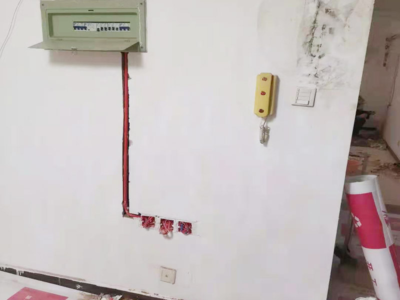 墻面電路改造：要用電需求進行定位，完成定位之后，師傅會按照定位和電路走向，進行開槽布線，開的槽要橫平豎直，布線都是使用線管進行暗埋，有PVC和冷彎管兩種，冷彎管彎曲效果很好，不會斷裂，是布線不錯的選擇，它的轉(zhuǎn)角有一定弧度，線可以隨便更換，不需要開墻。 如果選擇冷彎管的話，需要借助彎管工具，弧度是線管直徑的十倍，這樣穿線或拆線，才能暢通無阻。