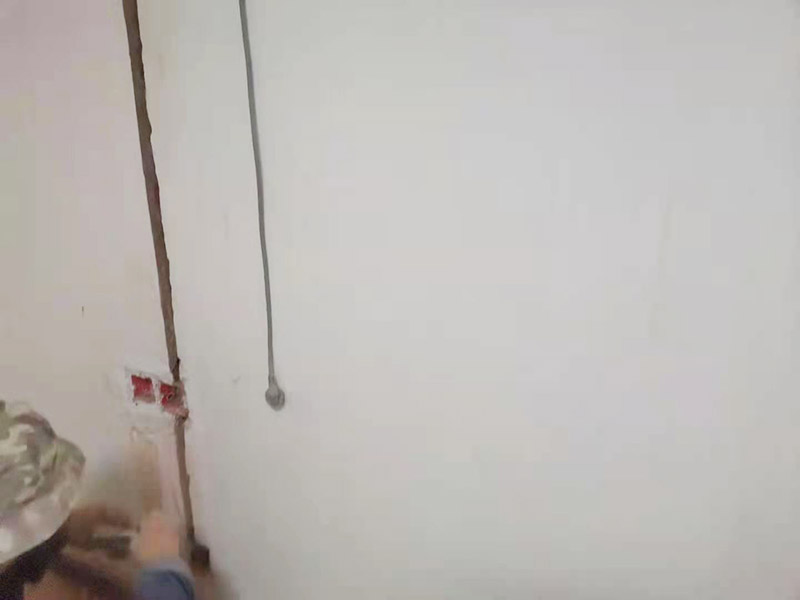 墻面電路改造：要用電需求進行定位，完成定位之后，師傅會按照定位和電路走向，進行開槽布線，開的槽要橫平豎直，布線都是使用線管進行暗埋，有PVC和冷彎管兩種，冷彎管彎曲效果很好，不會斷裂，是布線不錯的選擇，它的轉(zhuǎn)角有一定弧度，線可以隨便更換，不需要開墻。 如果選擇冷彎管的話，需要借助彎管工具，弧度是線管直徑的十倍，這樣穿線或拆線，才能暢通無阻。