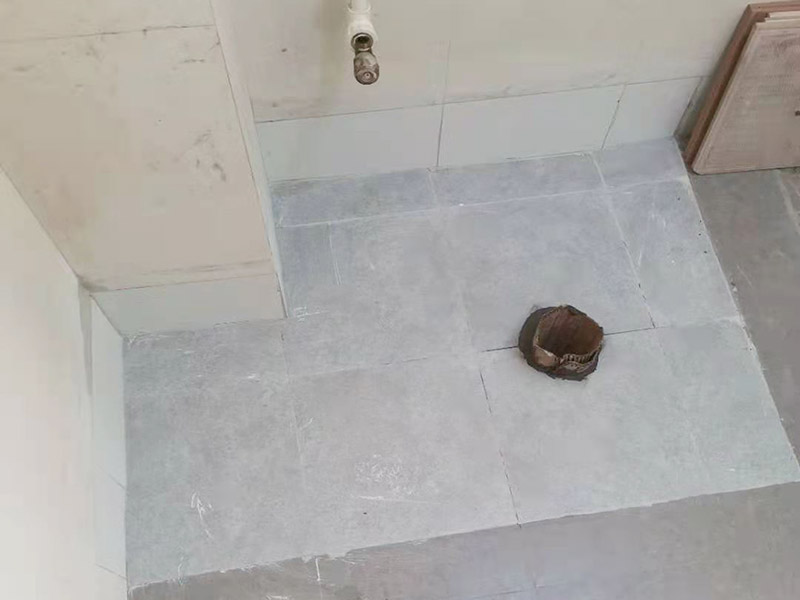 蹲便改坐便地面補(bǔ)瓷磚：干鋪法是將沙子和水泥按照3：1的比例混合后兌少量的水，使水泥和沙子混合到可以用手攥成團(tuán)的黏稠度。將混合好的沙子水泥鋪在地面上，用一個(gè)平板把表面摸平。在瓷磚背面抹上黏稠度非常高的水泥，把瓷磚放到地面上，用橡皮錘敲實(shí)就完成了,主要用于地面瓷磚的鋪裝. 濕鋪法，是將沙子和水泥按照2：1的比例混合后兌水和好，水的量要多一些，使沙子和水泥的黏稠度高一些。然后涂抹到用水浸泡好的瓷磚背面貼到墻面上。濕鋪發(fā)主要應(yīng)用與墻面。