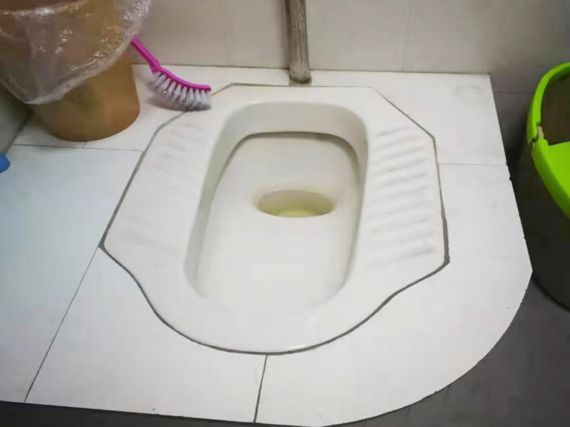 蹲便改坐便地面補(bǔ)瓷磚：干鋪法是將沙子和水泥按照3：1的比例混合后兌少量的水，使水泥和沙子混合到可以用手攥成團(tuán)的黏稠度。將混合好的沙子水泥鋪在地面上，用一個(gè)平板把表面摸平。在瓷磚背面抹上黏稠度非常高的水泥，把瓷磚放到地面上，用橡皮錘敲實(shí)就完成了,主要用于地面瓷磚的鋪裝. 濕鋪法，是將沙子和水泥按照2：1的比例混合后兌水和好，水的量要多一些，使沙子和水泥的黏稠度高一些。然后涂抹到用水浸泡好的瓷磚背面貼到墻面上。濕鋪發(fā)主要應(yīng)用與墻面。