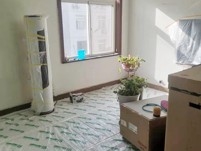 鏟墻皮成品保護：首先要將墻面全部用水浸濕，一般會使用滾輪將墻面滾一遍水，在要鏟的地方不斷地滾動，這樣大約過十幾分鐘，就開始用鏟子鏟剛才滾濕的地方。要一層一層地鏟，這當中可能會遇到乳膠漆層，或者膠水層，還有膩子層。如果碰到了一些防水膩子不好弄的話就需要打磨機了。