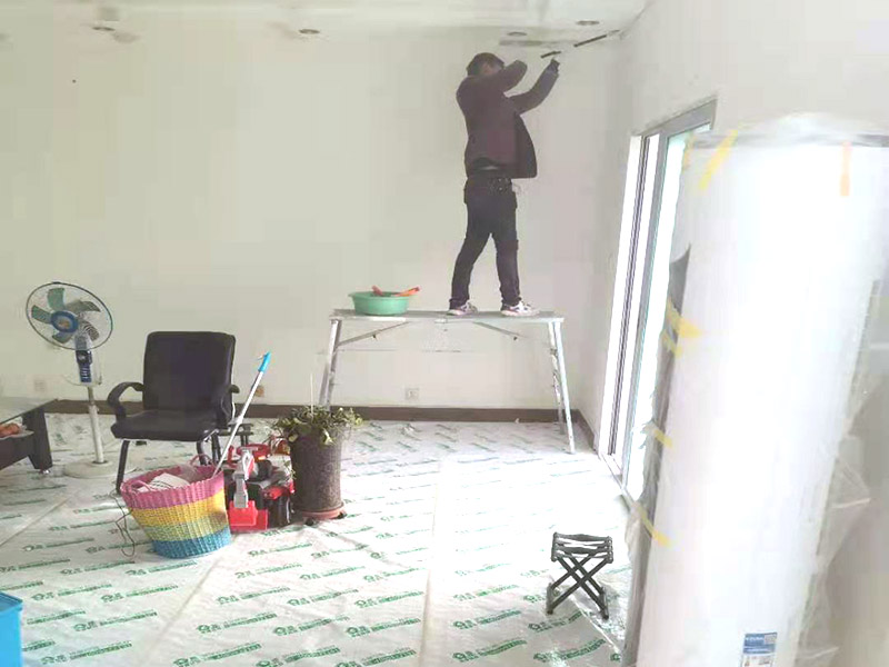 鏟墻皮成品保護：首先要將墻面全部用水浸濕，一般會使用滾輪將墻面滾一遍水，在要鏟的地方不斷地滾動，這樣大約過十幾分鐘，就開始用鏟子鏟剛才滾濕的地方。要一層一層地鏟，這當中可能會遇到乳膠漆層，或者膠水層，還有膩子層。如果碰到了一些防水膩子不好弄的話就需要打磨機了。