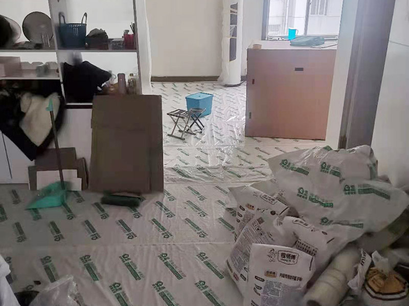 鏟墻皮成品保護：首先要將墻面全部用水浸濕，一般會使用滾輪將墻面滾一遍水，在要鏟的地方不斷地滾動，這樣大約過十幾分鐘，就開始用鏟子鏟剛才滾濕的地方。要一層一層地鏟，這當中可能會遇到乳膠漆層，或者膠水層，還有膩子層。如果碰到了一些防水膩子不好弄的話就需要打磨機了。