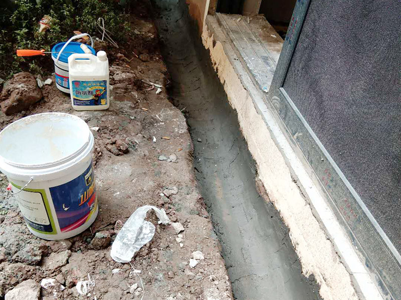 水溝刷防水維修：鋪設(shè)柔性防水層，選擇涂料或卷材都可以。其施工條件要求基面含水率不大于9%，所以適宜在天氣炎熱且連晴5天以后的夏季施工。完工后，應(yīng)做蓄水實驗。如做涂料防水，以一布兩涂為例：清理干凈基層后，滿刷一遍涂料，干燥成膜后，鋪設(shè)一層玻纖布胎體增強材料，并在已展平的表面上滿刷一層涂料固定，干燥后進行下一遍涂料施工。防水涂膜的總厚度應(yīng)在3毫米以上。如做防水卷材施工，清理干凈基層后，在卷材反面和基層刷粘結(jié)膠，按彈好的基準線由遠而近的粘貼、輥壓，最后做接縫收頭檢查處理。