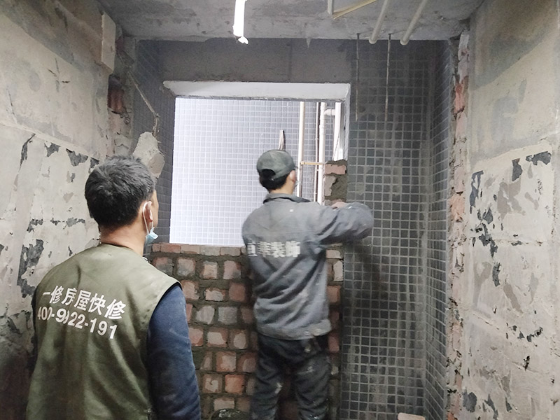 門洞砌磚施工：首先準(zhǔn)備好材料，門洞一定要做頂梁，所以鋼筋不能少。沙子要中沙、河沙。水泥注意保質(zhì)期。磚最好用輕質(zhì)磚。攪拌好水泥沙后，開始砌墻。要先訂好門洞兩邊的磚的位置，先砌好他們，再在此基礎(chǔ)上砌就很快了。