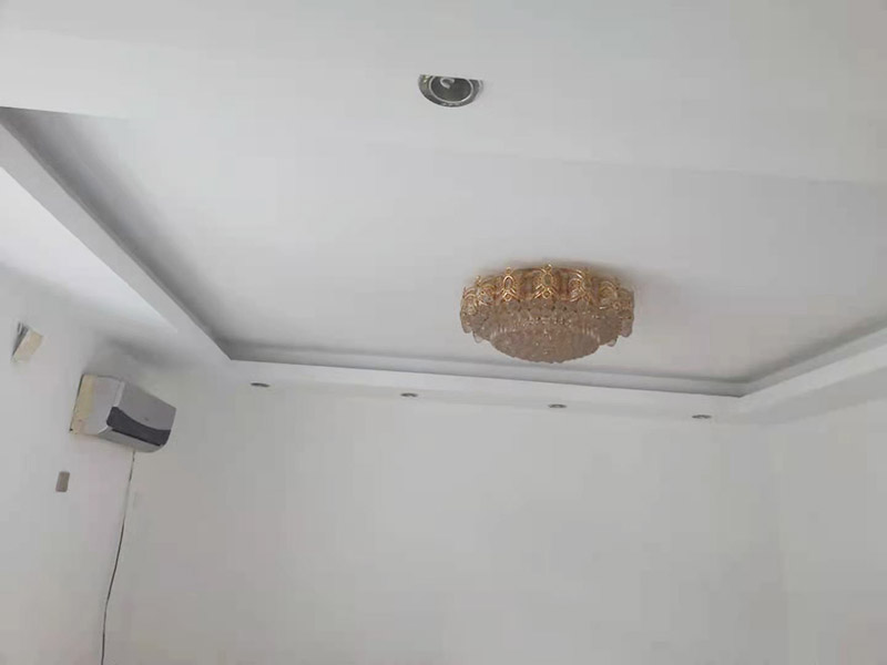 墻面翻新裝修：墻面如果出現(xiàn)細(xì)微白色粉末，說(shuō)明墻內(nèi)鹽分在析出，這時(shí)候建議大家可以用尼龍刷或鐵刷將其刷除，在觀察幾天，確定不再有白色粉末析出，且待水泥墻面干燥磨平，便可上漆。若水泥墻表面白色粉末多且不斷析出，將其清理后，可先上一道墻面底漆，預(yù)防日后鹽分侵蝕，形成壁癌。也不要在三個(gè)月內(nèi)使用油性涂料或不透水的壁紙涂刷或裝修。用批土刀來(lái)修整墻體的表面，有的墻面會(huì)出現(xiàn)污漬、開裂、起泡等現(xiàn)象，都要及時(shí)做處理。墻面涂刷的時(shí)候應(yīng)該先從頂部開始再往下刷，否則會(huì)造成油漆滴落弄花已完成的墻面。