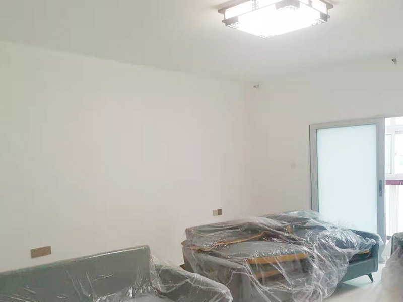 墻面翻新裝修：墻面如果出現(xiàn)細(xì)微白色粉末，說(shuō)明墻內(nèi)鹽分在析出，這時(shí)候建議大家可以用尼龍刷或鐵刷將其刷除，在觀察幾天，確定不再有白色粉末析出，且待水泥墻面干燥磨平，便可上漆。若水泥墻表面白色粉末多且不斷析出，將其清理后，可先上一道墻面底漆，預(yù)防日后鹽分侵蝕，形成壁癌。也不要在三個(gè)月內(nèi)使用油性涂料或不透水的壁紙涂刷或裝修。用批土刀來(lái)修整墻體的表面，有的墻面會(huì)出現(xiàn)污漬、開裂、起泡等現(xiàn)象，都要及時(shí)做處理。墻面涂刷的時(shí)候應(yīng)該先從頂部開始再往下刷，否則會(huì)造成油漆滴落弄花已完成的墻面。