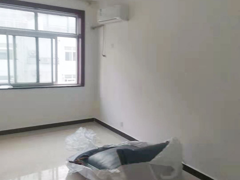 墻面翻新裝修：墻面如果出現(xiàn)細(xì)微白色粉末，說(shuō)明墻內(nèi)鹽分在析出，這時(shí)候建議大家可以用尼龍刷或鐵刷將其刷除，在觀察幾天，確定不再有白色粉末析出，且待水泥墻面干燥磨平，便可上漆。若水泥墻表面白色粉末多且不斷析出，將其清理后，可先上一道墻面底漆，預(yù)防日后鹽分侵蝕，形成壁癌。也不要在三個(gè)月內(nèi)使用油性涂料或不透水的壁紙涂刷或裝修。用批土刀來(lái)修整墻體的表面，有的墻面會(huì)出現(xiàn)污漬、開裂、起泡等現(xiàn)象，都要及時(shí)做處理。墻面涂刷的時(shí)候應(yīng)該先從頂部開始再往下刷，否則會(huì)造成油漆滴落弄花已完成的墻面。