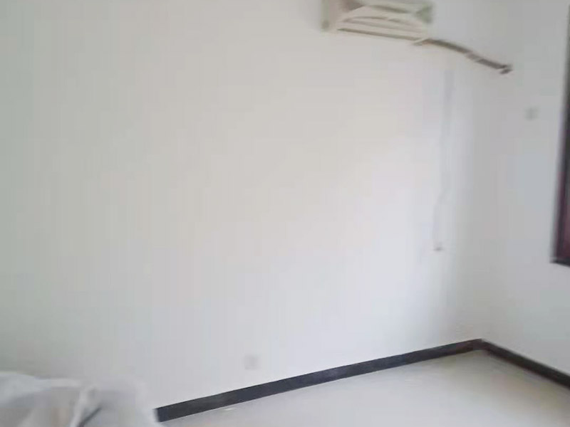 墻面翻新裝修：墻面如果出現(xiàn)細(xì)微白色粉末，說(shuō)明墻內(nèi)鹽分在析出，這時(shí)候建議大家可以用尼龍刷或鐵刷將其刷除，在觀察幾天，確定不再有白色粉末析出，且待水泥墻面干燥磨平，便可上漆。若水泥墻表面白色粉末多且不斷析出，將其清理后，可先上一道墻面底漆，預(yù)防日后鹽分侵蝕，形成壁癌。也不要在三個(gè)月內(nèi)使用油性涂料或不透水的壁紙涂刷或裝修。用批土刀來(lái)修整墻體的表面，有的墻面會(huì)出現(xiàn)污漬、開裂、起泡等現(xiàn)象，都要及時(shí)做處理。墻面涂刷的時(shí)候應(yīng)該先從頂部開始再往下刷，否則會(huì)造成油漆滴落弄花已完成的墻面。