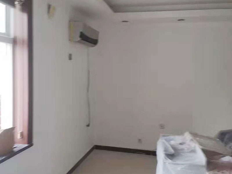 墻面翻新裝修：墻面如果出現(xiàn)細(xì)微白色粉末，說(shuō)明墻內(nèi)鹽分在析出，這時(shí)候建議大家可以用尼龍刷或鐵刷將其刷除，在觀察幾天，確定不再有白色粉末析出，且待水泥墻面干燥磨平，便可上漆。若水泥墻表面白色粉末多且不斷析出，將其清理后，可先上一道墻面底漆，預(yù)防日后鹽分侵蝕，形成壁癌。也不要在三個(gè)月內(nèi)使用油性涂料或不透水的壁紙涂刷或裝修。用批土刀來(lái)修整墻體的表面，有的墻面會(huì)出現(xiàn)污漬、開裂、起泡等現(xiàn)象，都要及時(shí)做處理。墻面涂刷的時(shí)候應(yīng)該先從頂部開始再往下刷，否則會(huì)造成油漆滴落弄花已完成的墻面。