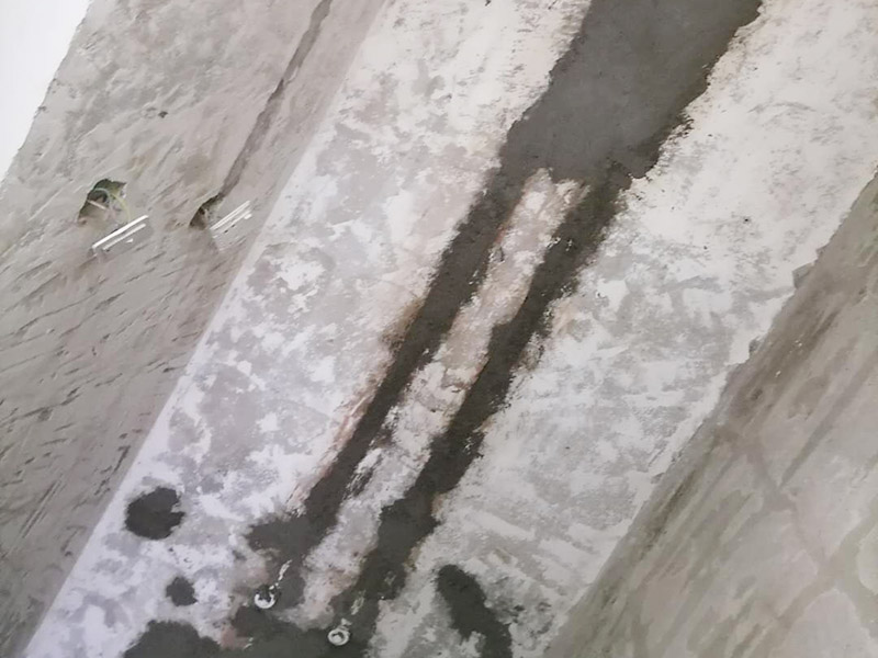 墻內(nèi)水管安裝維修：首先要根據(jù)自己家里的衛(wèi)生間的布局,確定墻排馬桶的安裝位置,再弄好排水管。整個(gè)隱蔽式水箱的安裝過(guò)程相對(duì)來(lái)說(shuō)是簡(jiǎn)單的,整個(gè)過(guò)程大約6個(gè)小時(shí)就可以了。為了安裝入墻水管過(guò)程中不必要的浪費(fèi)行為，安裝人員應(yīng)量好所需管材的長(zhǎng)度進(jìn)行切割。管材切割采用專(zhuān)用管剪切斷，管剪刀片卡口應(yīng)調(diào)整到與所切割管徑相符，旋轉(zhuǎn)切斷時(shí)應(yīng)均勻加力，斷管時(shí)，斷面應(yīng)同管軸線垂直，切斷后，斷口整圓截面無(wú)毛刺。