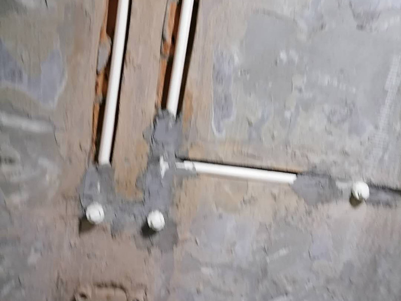 墻內(nèi)水管安裝維修：首先要根據(jù)自己家里的衛(wèi)生間的布局,確定墻排馬桶的安裝位置,再弄好排水管。整個(gè)隱蔽式水箱的安裝過(guò)程相對(duì)來(lái)說(shuō)是簡(jiǎn)單的,整個(gè)過(guò)程大約6個(gè)小時(shí)就可以了。為了安裝入墻水管過(guò)程中不必要的浪費(fèi)行為，安裝人員應(yīng)量好所需管材的長(zhǎng)度進(jìn)行切割。管材切割采用專(zhuān)用管剪切斷，管剪刀片卡口應(yīng)調(diào)整到與所切割管徑相符，旋轉(zhuǎn)切斷時(shí)應(yīng)均勻加力，斷管時(shí)，斷面應(yīng)同管軸線垂直，切斷后，斷口整圓截面無(wú)毛刺。