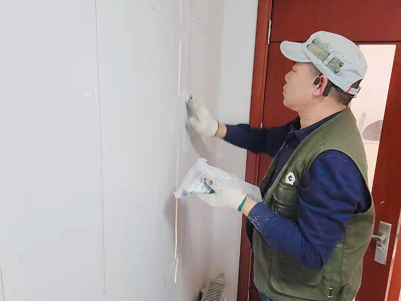 墻磚起翹維修：當(dāng)瓷磚起翹了我們要將其他的瓷磚全部都拆卸下來，并且要保證瓷磚底下的基層干凈干燥，接著根據(jù)相應(yīng)的比例調(diào)和水泥和黃沙。 在攪拌的時候可以利用攪拌泵將兩者攪拌均勻，鋪設(shè)地磚的水泥應(yīng)該要用425以上的水泥沙子，選擇粗紗根據(jù)1:2的比例進(jìn)行調(diào)配，同時要預(yù)留一毫米的伸縮縫。 接著將攪拌好的材料倒入空格中鋪上一層攪拌好的砂漿，厚度按照周圍的程度為基準(zhǔn)，避免出現(xiàn)鋪設(shè)過高或者過低的情況，最后再將瓷磚放上去，輕輕的壓實(shí)，直到和周圍一個高度就行了。