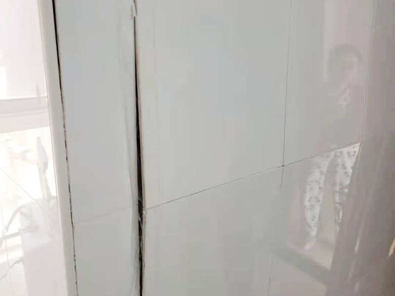 墻磚起翹維修：當(dāng)瓷磚起翹了我們要將其他的瓷磚全部都拆卸下來，并且要保證瓷磚底下的基層干凈干燥，接著根據(jù)相應(yīng)的比例調(diào)和水泥和黃沙。 在攪拌的時候可以利用攪拌泵將兩者攪拌均勻，鋪設(shè)地磚的水泥應(yīng)該要用425以上的水泥沙子，選擇粗紗根據(jù)1:2的比例進(jìn)行調(diào)配，同時要預(yù)留一毫米的伸縮縫。 接著將攪拌好的材料倒入空格中鋪上一層攪拌好的砂漿，厚度按照周圍的程度為基準(zhǔn)，避免出現(xiàn)鋪設(shè)過高或者過低的情況，最后再將瓷磚放上去，輕輕的壓實(shí)，直到和周圍一個高度就行了。