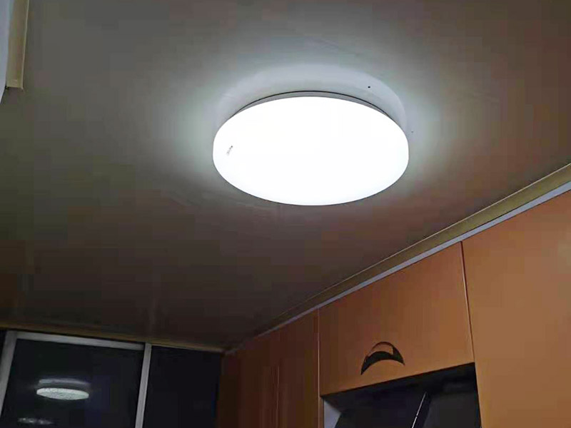 吸頂燈安裝維修：把底座放到位置上，畫(huà)好孔的位置，按照吸頂燈的安裝孔位，在天花上打眼，在打好眼的地方打入膠體，用以固定螺絲，把底座放上去，轉(zhuǎn)個(gè)角度，帶緊螺絲，接線，把燈管再裝回（這時(shí)可以試下燈是否會(huì)亮），然后再把燈罩蓋好。