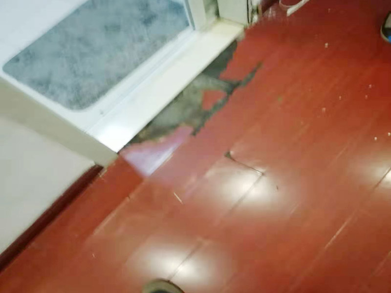 門框修復維修：由于天氣和環(huán)境的原因而造成木門開裂的現(xiàn)象經(jīng)常發(fā)生，或者是在使用中由于不恰當?shù)氖褂枚斐傻拈_裂等現(xiàn)象經(jīng)常會出現(xiàn)，如果木門出現(xiàn)輕微的開裂可以利用牙膏進行修復，將牙膏涂抹在開裂表面，待干燥的時候在表面涂抹上與木門相同的顏色，然后在其表面涂上指甲油，待過一段時間之前出現(xiàn)的裂縫就消失了。如果出現(xiàn)嚴重的裂紋就要請專業(yè)的人來維修。 在木門的正常使用中會出現(xiàn)門套與墻體出現(xiàn)縫隙，如果要是淺色系木門就會特別明顯，出現(xiàn)這種問題的原因是因為安裝測量時沒有進行精準測量，這種情況如果是深色木門就不需要處理，如果要是淺色的話就需要用白色玻璃膠進行修補。