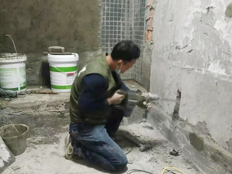 墻面線管打孔開(kāi)槽：用切割機(jī)械及電錘將線槽開(kāi)出。此過(guò)程要求工人對(duì)切割機(jī)使用熟練，才能嚴(yán)格按照線路裁切，還要細(xì)心謹(jǐn)慎，以防破壞其他墻面。設(shè)水管電線需要在墻面開(kāi)槽，但是也要按照規(guī)范執(zhí)行，不然也會(huì)存在安全隱患。比如有的工人鋪設(shè)部分房間的電線時(shí)，直接在墻面橫向開(kāi)槽，而且長(zhǎng)度很大。一般在墻面橫向開(kāi)槽的跨度不能太大，因?yàn)闄M向開(kāi)槽很容易導(dǎo)致墻面的抹灰層因重力而下沉，導(dǎo)致日后出現(xiàn)裂縫。