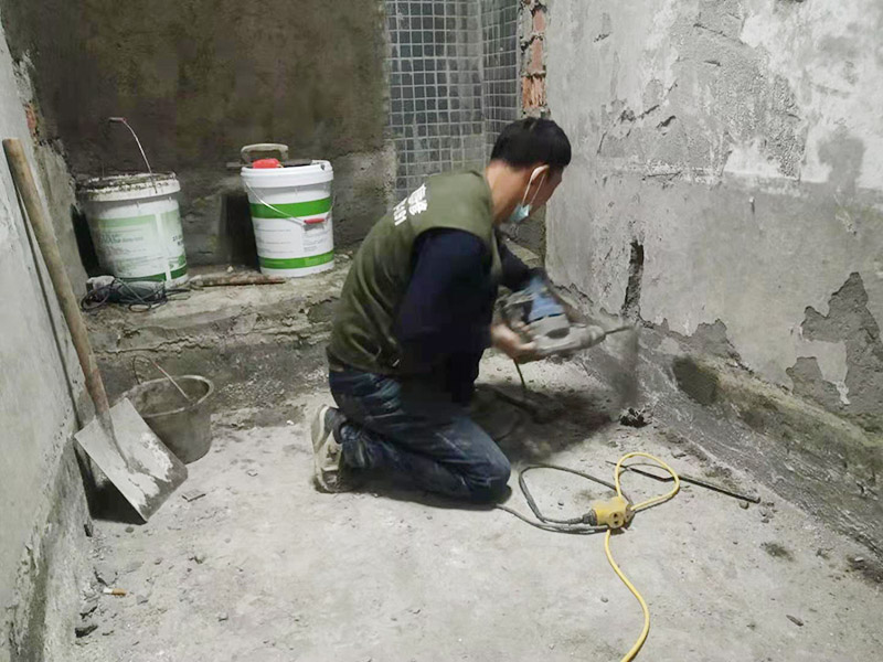 墻面線管打孔開(kāi)槽：用切割機(jī)械及電錘將線槽開(kāi)出。此過(guò)程要求工人對(duì)切割機(jī)使用熟練，才能嚴(yán)格按照線路裁切，還要細(xì)心謹(jǐn)慎，以防破壞其他墻面。設(shè)水管電線需要在墻面開(kāi)槽，但是也要按照規(guī)范執(zhí)行，不然也會(huì)存在安全隱患。比如有的工人鋪設(shè)部分房間的電線時(shí)，直接在墻面橫向開(kāi)槽，而且長(zhǎng)度很大。一般在墻面橫向開(kāi)槽的跨度不能太大，因?yàn)闄M向開(kāi)槽很容易導(dǎo)致墻面的抹灰層因重力而下沉，導(dǎo)致日后出現(xiàn)裂縫。