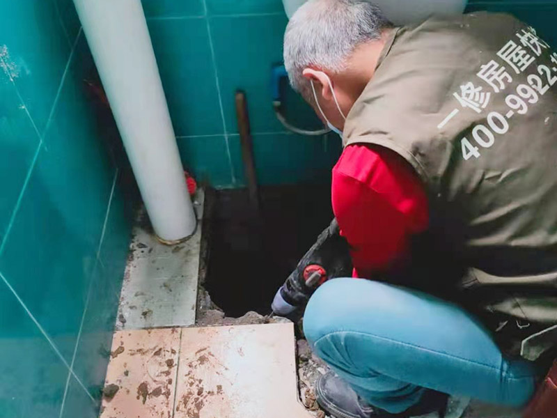 衛(wèi)生間蹲坑滲水維修：將表面的灰塵、油污、積水等處理干凈，并保持表面干燥； 如果瓷磚縫是用填縫劑填的，需要用刀劃出一個小槽； 在瓷磚面、瓷磚縫、墻縫、管根等水泥部位，噴滲透型防水劑，一定要噴涂均勻； 待防水劑9成干以后（大約2小時以后），用填縫膏填實所有瓷磚縫及破損和缺陷部位，管根周圍等薄弱環(huán)節(jié)用填縫膏涂刷加固； 地面與墻面連接處以及管根周圍用塑鋼泥做防水邊； 防水施工結束后，24小時內施工部位不能淋水。