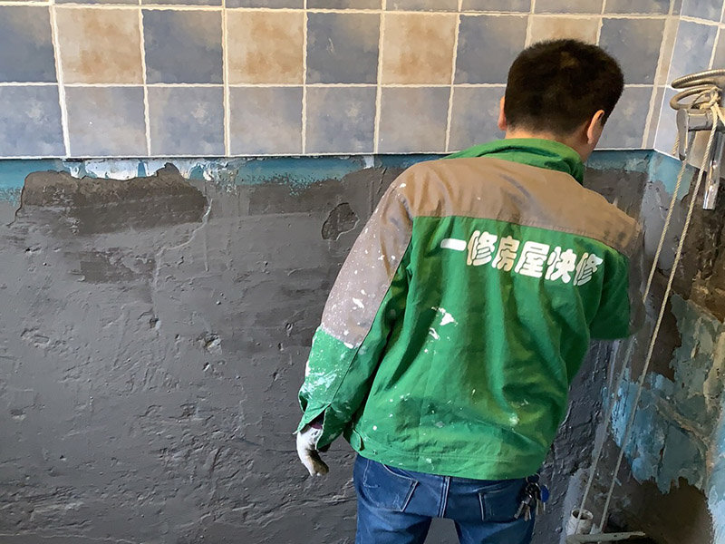 衛(wèi)生間墻地面防水：1.利用水泥砂漿水泥砂漿或豆石混凝土鋪平坡度。訣竅是：地漏附近坡度大，門口附近坡度小。 2.利用管根密封膏封嚴(yán)管線，管線要穿透樓板根部。刷防水涂料時(shí)可以貼1-2層玻璃絲布加強(qiáng)防水性。 3.墻壁表面打磨成干凈平光沒有顆粒灰塵，墻壁與地面的交接區(qū)域注意原角和坡角的設(shè)置。 4.聚氨酯防水涂膜由管根和墻角處開始進(jìn)行涂抹，在常溫下經(jīng)過4小時(shí)放干后，再大面積涂抹和刮刷。注意涂料總厚度大于1. 5毫米，不能有漏刮和鼓泡的不良現(xiàn)象。24小時(shí)后立面涂刷下一層，之后再以垂直的方向進(jìn)行二次涂刷。最后涂膜半固化，拋甩粗砂粒方便與水泥砂漿融合。 5.防水層的設(shè)置與具體區(qū)域有關(guān)。防水地面的防水層應(yīng)高出地面200寬，地面防水層應(yīng)超出衛(wèi)生間門口以外300寬。而又淋浴的衛(wèi)生間墻面防水層則應(yīng)設(shè)置為高出地面1800寬。 6.展開閉水實(shí)驗(yàn)的時(shí)候，先完成防水工作再利用包立管方法。之后再局部進(jìn)行防水。閉水試驗(yàn)也可為了避免破壞地面防水層而免做。