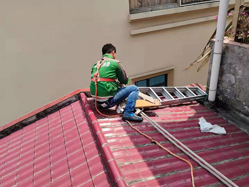 屋頂高空作業(yè)施工：凡在墜落高度基準(zhǔn)面2米以上（含2米）有可能墜落的高處進(jìn)行的作業(yè)，均稱為高空作業(yè)。本規(guī)程適用于電工.維修工及從事高空作業(yè)的員工。對于高度低于2米的作業(yè)平臺必須要有牢固的臨邊保護(hù)或扶手。高空作業(yè)人員應(yīng)牢固樹立安全意識，不得抱有任何僥幸心理。檢修作業(yè)時(shí)，登高用具首選升降平臺，如受場地或其它客觀因素限制時(shí)，可再考慮其它登高用具或攀登方法，但必須把安全因素放在第一位。