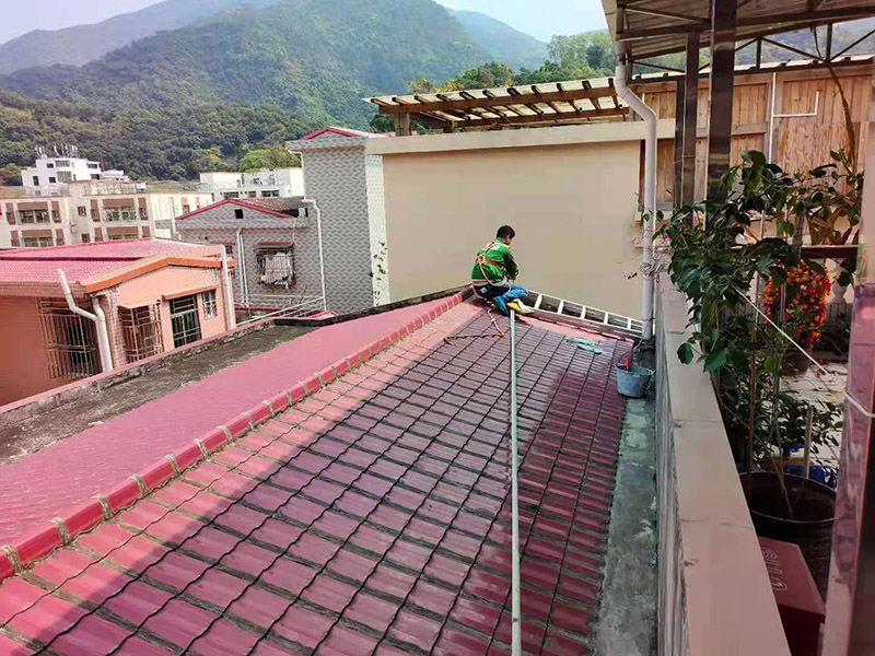 屋頂高空作業(yè)施工：凡在墜落高度基準(zhǔn)面2米以上（含2米）有可能墜落的高處進(jìn)行的作業(yè)，均稱為高空作業(yè)。本規(guī)程適用于電工.維修工及從事高空作業(yè)的員工。對于高度低于2米的作業(yè)平臺必須要有牢固的臨邊保護(hù)或扶手。高空作業(yè)人員應(yīng)牢固樹立安全意識，不得抱有任何僥幸心理。檢修作業(yè)時(shí)，登高用具首選升降平臺，如受場地或其它客觀因素限制時(shí)，可再考慮其它登高用具或攀登方法，但必須把安全因素放在第一位。