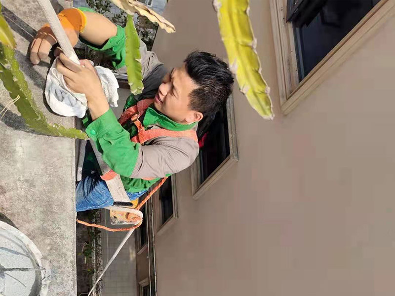 屋頂高空作業(yè)施工：凡在墜落高度基準(zhǔn)面2米以上（含2米）有可能墜落的高處進(jìn)行的作業(yè)，均稱為高空作業(yè)。本規(guī)程適用于電工.維修工及從事高空作業(yè)的員工。對于高度低于2米的作業(yè)平臺必須要有牢固的臨邊保護(hù)或扶手。高空作業(yè)人員應(yīng)牢固樹立安全意識，不得抱有任何僥幸心理。檢修作業(yè)時(shí)，登高用具首選升降平臺，如受場地或其它客觀因素限制時(shí)，可再考慮其它登高用具或攀登方法，但必須把安全因素放在第一位。