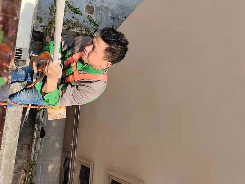 屋頂高空作業(yè)施工：凡在墜落高度基準(zhǔn)面2米以上（含2米）有可能墜落的高處進(jìn)行的作業(yè)，均稱為高空作業(yè)。本規(guī)程適用于電工.維修工及從事高空作業(yè)的員工。對于高度低于2米的作業(yè)平臺必須要有牢固的臨邊保護(hù)或扶手。高空作業(yè)人員應(yīng)牢固樹立安全意識，不得抱有任何僥幸心理。檢修作業(yè)時(shí)，登高用具首選升降平臺，如受場地或其它客觀因素限制時(shí)，可再考慮其它登高用具或攀登方法，但必須把安全因素放在第一位。