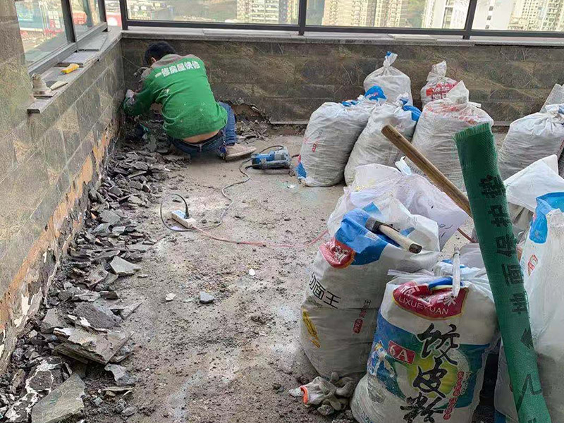 瓷磚拆除材料入場：先把地面上的東西全搬出去，然后戴上手套和防護(hù)眼鏡，用錘子把一塊瓷磚敲碎，再用扁的鑿子往里撬，一片一片慢慢鑿，這種方法費(fèi)力費(fèi)時。用小型的電鎬或瓷磚鏟除機(jī)就能輕輕松松完成任務(wù)。戴上手套和防護(hù)眼鏡，用小型的電鎬先從墻低的第一塊磚的邊緣開始鏟除，序次鏟除完整個墻面的瓷磚。