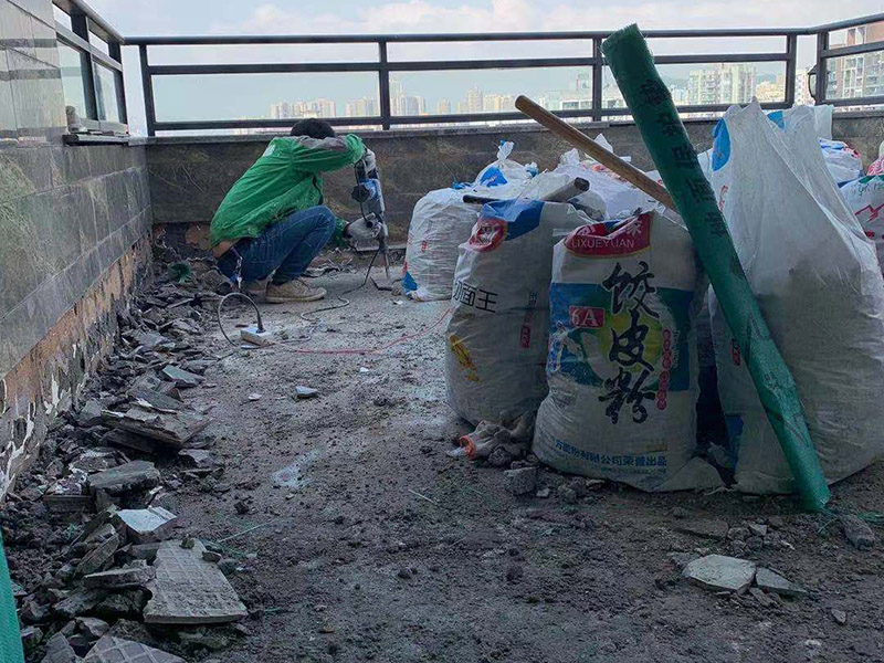 頂面瓷磚拆除建渣裝袋：漏水有可能是地面的防水有斷裂，可以把地面的磚縫用防水涂料重新涂一下。如果已經(jīng)影響到樓下了，這樣處理的效果可能不會太好，因為斷裂的不是瓷磚而是防水層，而水在瓷磚下面是流動的，所以光堵一兩個磚縫肯定還會漏水。 最好的方法是將原來的瓷磚和防水層都拆除掉，重新做防水層，重新鋪磚?？梢詫⒌孛婧蛪γ娴姆浪坎鸪w翻新；也可以把地面的拆除，墻面只拆除從地面往上的兩片磚，在墻面兩片磚以下的部分做防水。