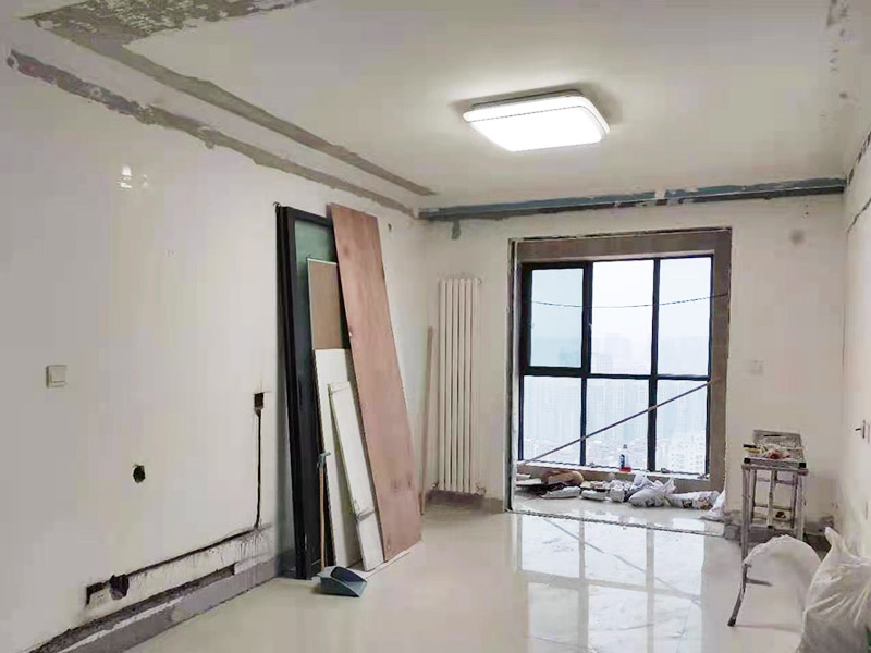 二手房局部改造：主體拆改是最先上的一個項目，主要包括拆墻、砌墻、鏟墻皮、拆暖氣、換塑鋼窗等等。拆改完的垃圾，要及時清理出去，保證室內的清潔，也是為了方便施工。二手房裝修流程中此時應該把成品門定下來了，這時最好把櫥柜、煙機、灶具、熱水器逛透，并可以確定下來。水電改造前，櫥柜設計師應上門進行第一次測量，幫你確定好電源、水路的改造方案。 一般都是經(jīng)過找平、打磨、滾刷的流程，效果好不好，絕對依靠你家油工的手藝。通過不少的二手房裝修日記提醒大家，如果墻壁要刷顏色，調色一定要注意，調出的顏色要比色卡淺，千萬不能同于色卡或比它深，否則你會后悔不已。因為刷墻時至少兩遍面漆，有些還要三遍，上墻的顏色會一層比一層深的。