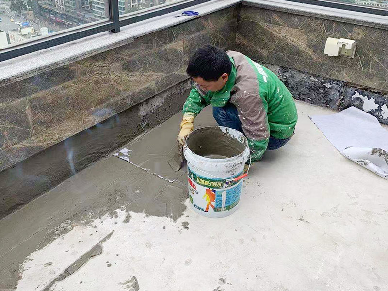 屋頂墻地面防水：基層表面應(yīng)平整，無尖銳棱角，無疏松、起砂、空鼓和大0.5mm的裂縫（用堵漏王填平后再施工）等；高的部位剔平整，必要部位用水泥砂漿或瓷磚膠進(jìn)行找平處理；基層保持一定的干燥、無明水、無油污；下水管口用防水膠帶進(jìn)行封口處理；清掃基層表面浮塵，浮灰，最后用吸塵器徹底清理干凈；墻地交接部位為直角，涂刷時(shí)極容易出現(xiàn)厚涂的情況，建議在墻地交接部位先用堵漏王做抹弧處理，以達(dá)到緩沖作用；涂刷之前，若基層較干燥，需在基層灑水潤濕，以確保涂膜附著強(qiáng)度；第一層防水涂料表面都固化后進(jìn)行附加層施工，在涂層上鋪貼防水網(wǎng)格布；不要出現(xiàn)褶皺不平整的情況；