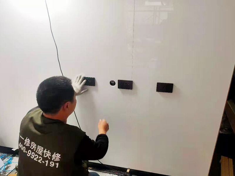 開關插座安裝：開關插座安裝在木工油漆工等之后進行，而久置的底盒子難免堆積大量灰塵。在安裝時先對開關插座底盒進行清潔，特別是將盒內(nèi)的灰塵雜質(zhì)清理干凈，并用濕布將盒內(nèi)殘存灰塵擦除。將盒內(nèi)甩出的導線留出維修長度，然后削出線芯，注意不要碰傷線芯。將導線按順時針方向盤繞在開關或插座對應的接線柱上，然后旋緊壓頭，要求線芯不得外露。 先將盒子內(nèi)甩出的導線由塑料臺的出線孔中穿出，再把塑料臺緊貼于墻面用螺絲固定在盒子上。固定好后，將導線按各自的位置從開關插座的線孔中穿出，按接線要求將導線壓牢。最后將開關或插座貼于塑料臺上，找正并用螺絲固定牢，蓋上裝飾板。