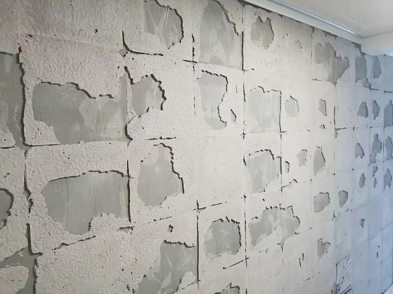 墻磚拆除維修：先把地面上的東西全搬出去，然后戴上手套和防護(hù)眼鏡，用錘子把一塊瓷磚敲碎，再用扁的鑿子往里撬，一片一片慢慢鑿，這種方法費(fèi)力費(fèi)時(shí)。用小型的電鎬或瓷磚鏟除機(jī)就能輕輕松松完成任務(wù)。