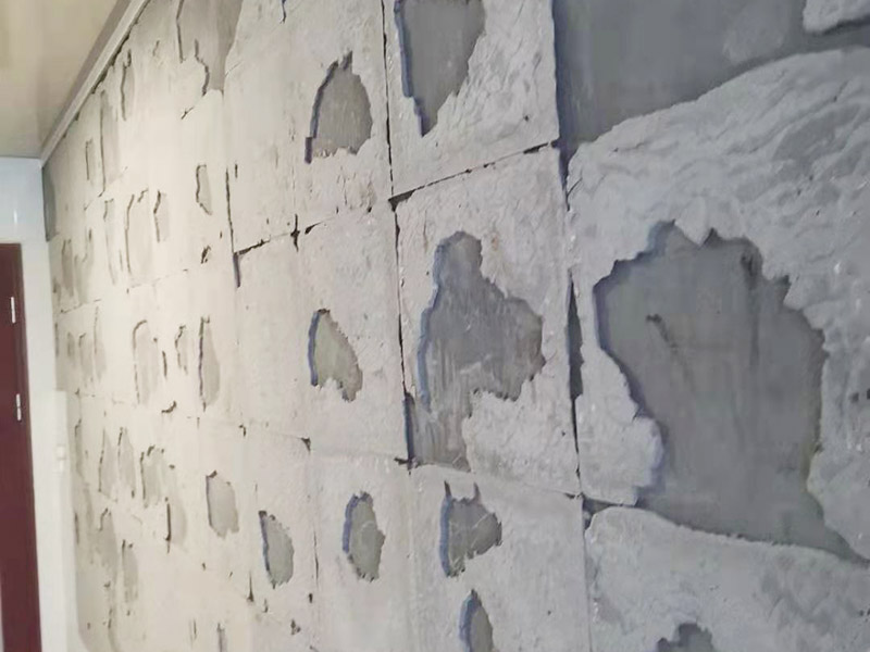 墻磚拆除維修：先把地面上的東西全搬出去，然后戴上手套和防護(hù)眼鏡，用錘子把一塊瓷磚敲碎，再用扁的鑿子往里撬，一片一片慢慢鑿，這種方法費(fèi)力費(fèi)時(shí)。用小型的電鎬或瓷磚鏟除機(jī)就能輕輕松松完成任務(wù)。