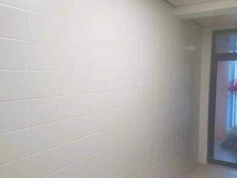 墻磚拆除維修：先把地面上的東西全搬出去，然后戴上手套和防護(hù)眼鏡，用錘子把一塊瓷磚敲碎，再用扁的鑿子往里撬，一片一片慢慢鑿，這種方法費(fèi)力費(fèi)時(shí)。用小型的電鎬或瓷磚鏟除機(jī)就能輕輕松松完成任務(wù)。