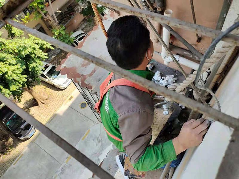 外墻水管改造維修：確定管道的走向和高度。接下來用云石機(jī)開槽。根據(jù)需要裁剪出各種長度的管材，待用。熱熔機(jī)加熱，綠燈變成紅燈時把管材放進(jìn)去連接。放管，安裝管卡。15mm冷水管間隔應(yīng)小于0.6m，熱水管為0.25米。20mm冷水管應(yīng)小于0.6米，熱水管應(yīng)小于0.3米。用料漿填槽抹平即可。