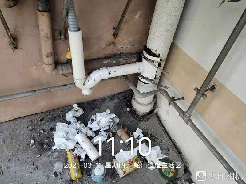 外墻水管改造維修：確定管道的走向和高度。接下來用云石機(jī)開槽。根據(jù)需要裁剪出各種長度的管材，待用。熱熔機(jī)加熱，綠燈變成紅燈時把管材放進(jìn)去連接。放管，安裝管卡。15mm冷水管間隔應(yīng)小于0.6m，熱水管為0.25米。20mm冷水管應(yīng)小于0.6米，熱水管應(yīng)小于0.3米。用料漿填槽抹平即可。