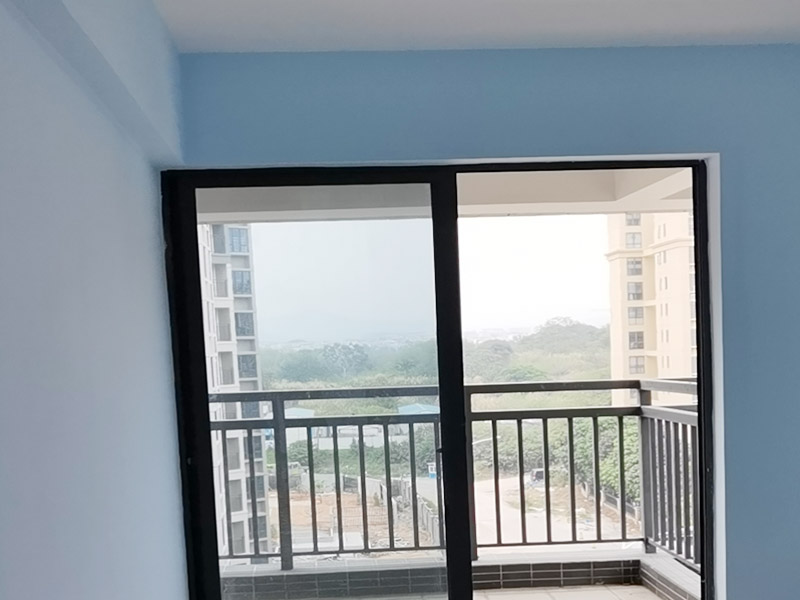 客廳墻面造型翻新：在進(jìn)行客廳老墻面的翻新處理的時候要注意將老墻面的原有裝修和裝飾都一并的清除。如果老墻面是裝修了一兩年的，則可以只使用鋼刷和砂紙打磨墻面，讓墻面變得干凈平整之后開始新的乳膠漆粉刷工作，如果是裝修時間很長磨損很嚴(yán)重的老墻面，則需要用鏟子將墻面的原有裝修都鏟除，之后再刷上膩?zhàn)娱_始新的粉刷工作。墻面的底漆作用非常重要，具有防潮、保護(hù)墻面、提高墻面粉刷效果的作用。所以底漆的步驟必不可少。在進(jìn)行乳膠漆的涂刷之前先要計(jì)算好所有墻面需要的乳膠漆量，一次配好，避免二次配方產(chǎn)生色差的問題，從而導(dǎo)致墻面顏色不一致影響效果。在進(jìn)行涂刷的時候也要從上到下順著一個方向進(jìn)行涂刷。