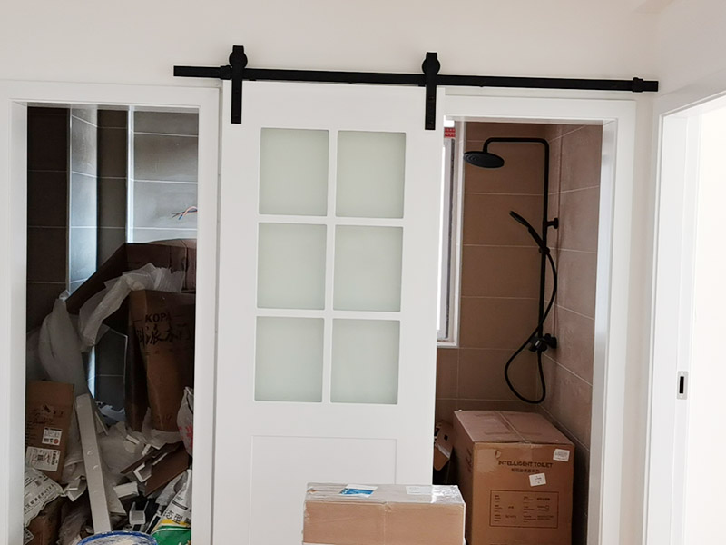 客廳墻面造型翻新：在進(jìn)行客廳老墻面的翻新處理的時候要注意將老墻面的原有裝修和裝飾都一并的清除。如果老墻面是裝修了一兩年的，則可以只使用鋼刷和砂紙打磨墻面，讓墻面變得干凈平整之后開始新的乳膠漆粉刷工作，如果是裝修時間很長磨損很嚴(yán)重的老墻面，則需要用鏟子將墻面的原有裝修都鏟除，之后再刷上膩?zhàn)娱_始新的粉刷工作。墻面的底漆作用非常重要，具有防潮、保護(hù)墻面、提高墻面粉刷效果的作用。所以底漆的步驟必不可少。在進(jìn)行乳膠漆的涂刷之前先要計(jì)算好所有墻面需要的乳膠漆量，一次配好，避免二次配方產(chǎn)生色差的問題，從而導(dǎo)致墻面顏色不一致影響效果。在進(jìn)行涂刷的時候也要從上到下順著一個方向進(jìn)行涂刷。