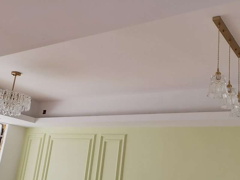 客廳墻面造型翻新：在進(jìn)行客廳老墻面的翻新處理的時候要注意將老墻面的原有裝修和裝飾都一并的清除。如果老墻面是裝修了一兩年的，則可以只使用鋼刷和砂紙打磨墻面，讓墻面變得干凈平整之后開始新的乳膠漆粉刷工作，如果是裝修時間很長磨損很嚴(yán)重的老墻面，則需要用鏟子將墻面的原有裝修都鏟除，之后再刷上膩?zhàn)娱_始新的粉刷工作。墻面的底漆作用非常重要，具有防潮、保護(hù)墻面、提高墻面粉刷效果的作用。所以底漆的步驟必不可少。在進(jìn)行乳膠漆的涂刷之前先要計(jì)算好所有墻面需要的乳膠漆量，一次配好，避免二次配方產(chǎn)生色差的問題，從而導(dǎo)致墻面顏色不一致影響效果。在進(jìn)行涂刷的時候也要從上到下順著一個方向進(jìn)行涂刷。