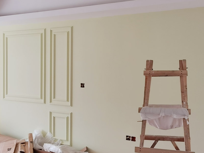 客廳墻面造型翻新：在進(jìn)行客廳老墻面的翻新處理的時候要注意將老墻面的原有裝修和裝飾都一并的清除。如果老墻面是裝修了一兩年的，則可以只使用鋼刷和砂紙打磨墻面，讓墻面變得干凈平整之后開始新的乳膠漆粉刷工作，如果是裝修時間很長磨損很嚴(yán)重的老墻面，則需要用鏟子將墻面的原有裝修都鏟除，之后再刷上膩?zhàn)娱_始新的粉刷工作。墻面的底漆作用非常重要，具有防潮、保護(hù)墻面、提高墻面粉刷效果的作用。所以底漆的步驟必不可少。在進(jìn)行乳膠漆的涂刷之前先要計(jì)算好所有墻面需要的乳膠漆量，一次配好，避免二次配方產(chǎn)生色差的問題，從而導(dǎo)致墻面顏色不一致影響效果。在進(jìn)行涂刷的時候也要從上到下順著一個方向進(jìn)行涂刷。