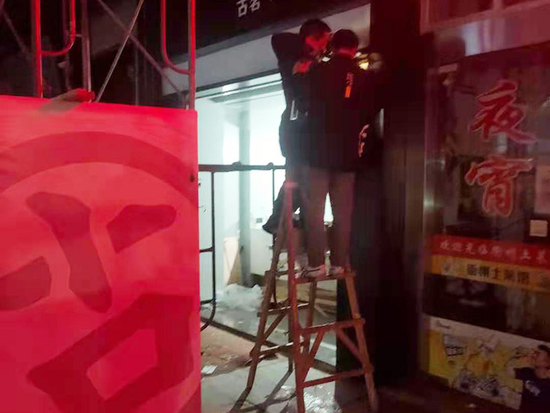 門店裝修翻新：1、在裝修之前，先要定位好門店裝修風(fēng)格，要依據(jù)當(dāng)?shù)氐南M(fèi)程度、消費(fèi)群體等衡量設(shè)計(jì)。當(dāng)然，更重要是實(shí)時(shí)跟進(jìn)效果圖的設(shè)計(jì)，確保最后可以是契合當(dāng)?shù)氐难b修作風(fēng)。 2、店的水電安裝需要提前策劃好，以便在后期能夠方便使用，不需要再另外添加，以免給門店造成部分破壞。 3、店內(nèi)裝飾不宜采用過多的線條分割和色彩渲染，以免顧客產(chǎn)生視覺疲勞。店面的色彩要統(tǒng)一和諧，不宜采用任何生硬的、強(qiáng)烈的對(duì)比。 4、 招牌上的字號(hào)大小要適宜，過大會(huì)使招牌顯得太擠，破壞整體布局，可通過襯底色來突出店名。另外，為適合顧客閱讀，店名一般不要使用草書或外文字母。 主體拆改是最先上的一個(gè)項(xiàng)目，主要包括拆墻、砌墻、鏟墻皮、拆暖氣、換塑鋼窗等等。拆改完的垃圾，要及時(shí)清理出去，保證室內(nèi)的清潔，也更方便日后施工。 水電改造前，設(shè)計(jì)師應(yīng)上門進(jìn)行第一次測(cè)量，幫忙確定好開關(guān)、燈具等的確切位置，制定改造方案。 插座面板大概半天可以安裝完畢，應(yīng)注意插座最好買帶開關(guān)功能的，尤其是廚房，這樣，電飯鍋、微波爐就可免于插拔電源，用開關(guān)即可控制。