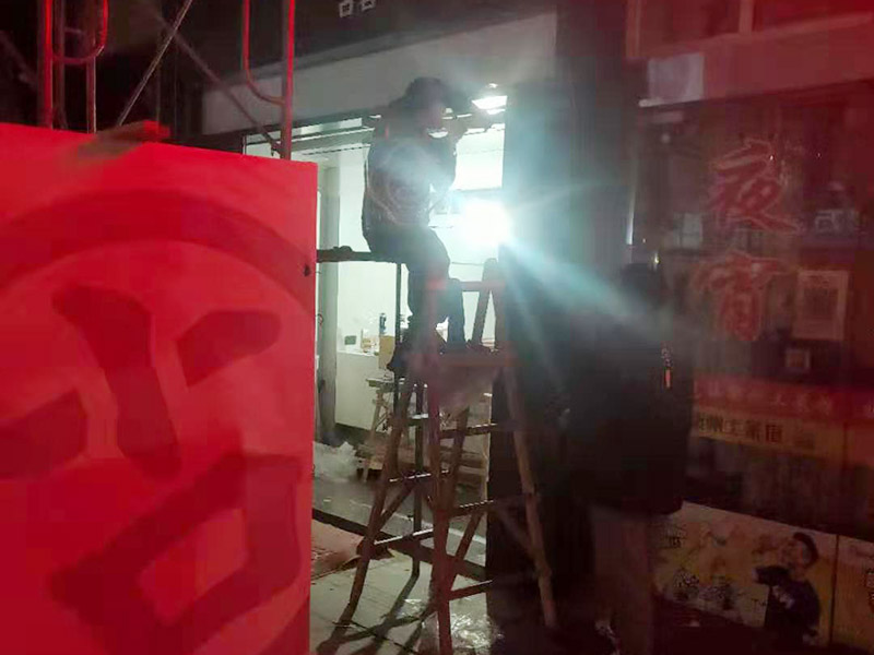 門店裝修翻新：1、在裝修之前，先要定位好門店裝修風(fēng)格，要依據(jù)當(dāng)?shù)氐南M(fèi)程度、消費(fèi)群體等衡量設(shè)計(jì)。當(dāng)然，更重要是實(shí)時(shí)跟進(jìn)效果圖的設(shè)計(jì)，確保最后可以是契合當(dāng)?shù)氐难b修作風(fēng)。 2、店的水電安裝需要提前策劃好，以便在后期能夠方便使用，不需要再另外添加，以免給門店造成部分破壞。 3、店內(nèi)裝飾不宜采用過多的線條分割和色彩渲染，以免顧客產(chǎn)生視覺疲勞。店面的色彩要統(tǒng)一和諧，不宜采用任何生硬的、強(qiáng)烈的對(duì)比。 4、 招牌上的字號(hào)大小要適宜，過大會(huì)使招牌顯得太擠，破壞整體布局，可通過襯底色來突出店名。另外，為適合顧客閱讀，店名一般不要使用草書或外文字母。 主體拆改是最先上的一個(gè)項(xiàng)目，主要包括拆墻、砌墻、鏟墻皮、拆暖氣、換塑鋼窗等等。拆改完的垃圾，要及時(shí)清理出去，保證室內(nèi)的清潔，也更方便日后施工。 水電改造前，設(shè)計(jì)師應(yīng)上門進(jìn)行第一次測(cè)量，幫忙確定好開關(guān)、燈具等的確切位置，制定改造方案。 插座面板大概半天可以安裝完畢，應(yīng)注意插座最好買帶開關(guān)功能的，尤其是廚房，這樣，電飯鍋、微波爐就可免于插拔電源，用開關(guān)即可控制。