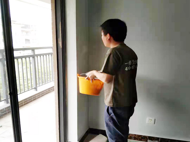 太空灰涂刷翻新：先查驗(yàn)下壓無氣噴涂裝備，試噴一下，包管噴涂的漆里平均、涂層致稀、漆膜細(xì)致。墻里仄整戰(zhàn)細(xì)致水平?jīng)]有曉得要比滾輪戰(zhàn)腳工的刷子做出的結(jié)果很多多少少倍。 　　噴涂的事情職員皆要身著專業(yè)的事情服才氣施工，每一個(gè)工人皆要顛末少達(dá)幾個(gè)月的專業(yè)培訓(xùn)，現(xiàn)場(chǎng)的量量有專人監(jiān)視把閉，流程設(shè)置天專業(yè)、嚴(yán)酷。手藝良好的初級(jí)噴涂技師正在3小時(shí)內(nèi)，能夠讓您家里的墻里面目一新。噴涂時(shí)工人會(huì)嚴(yán)酷根據(jù)操縱規(guī)程去施工，包管噴涂的結(jié)果又快又好。