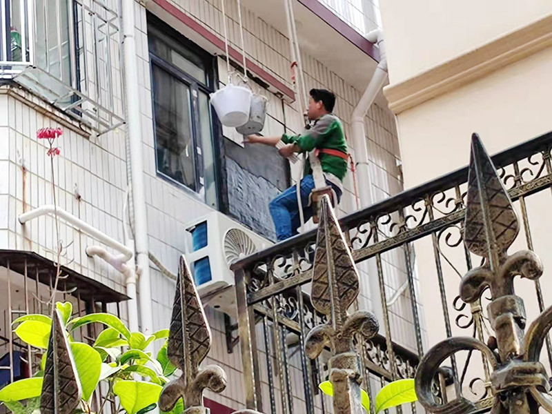 外墻瓷磚修補(bǔ)：將破損墻磚取出，用切割機(jī)在離損壞的墻磚的四周5到6毫米處切槽，用切割刀將墻磚縫的水泥稍微刮下一些，再用切割刀吧墻磚表面的釉面劃開一道口，以便把墻磚敲碎取出，用錘子把墻磚敲碎后取下來(lái)，如果水泥粘得太牢，可以用錘子和鏨子把破損的墻磚剔下。 將磚上的砂漿全部刮干凈，然后在107膠中加入適量的水泥，并攪拌成糊狀。然后在瓷磚的背面涂上薄薄的一層，再將瓷磚粘到之前粘貼的墻面，一會(huì)功夫就可粘牢。給瓷磚填縫，按照比例調(diào)勻瓷磚填縫劑，用海綿抹刀將填縫劑抹到墻磚之間的縫隙中;填縫劑半干后，將海綿沾水，把多余的填縫劑擦掉，干燥后完成。